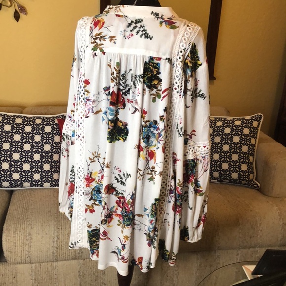 Beautiful White and Floral Eyelet Trim Tunic Top - Large - Picture 5 of 9